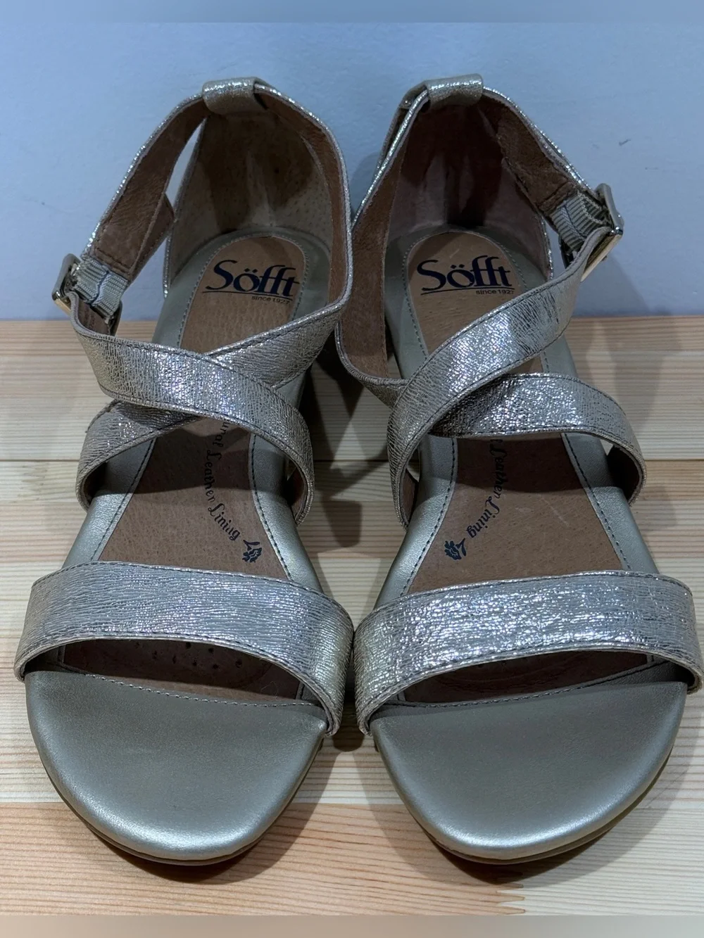 Söfft Metallic Champagne Gold Leather Low Wedge Sandals: 7.5 - Picture 2 of 11